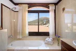 Clara Suite 1: Piscina Ampla, Vistas Deslumbrantes, Terraço, Jardim e Wi-Fi - Image 2