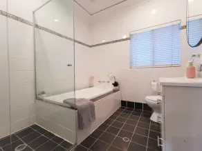 Comfy 4 Bedroms Corner House - Image 4
