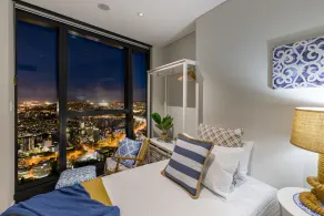Hamptons Retreat on Level 77 in Skytower-Deluxe River & Bridge Views-CBD-Free Parking - Image 5