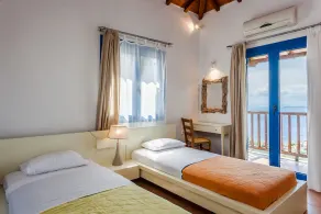 Villa with stunning view out to the sea accross the viladge of Glossa - Image 3