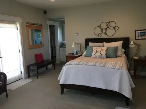 Vineyard Guest House, Fabulous Views and Covered Parking - Image 4