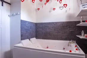 Studio \"Love Room Avec Balnéo\" avec bain à remous, terrasse privée et Wi-Fi - Image 5