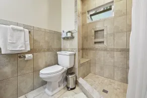 Cozy Upper 3 bed 2 full bath + loft + balcony - Image 2