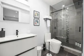 ☆ Luxury Unit - HEATED FLOORS, WORKSPACE, CENTRAL LOCATION & FREE PARKING ☆ - Image 3