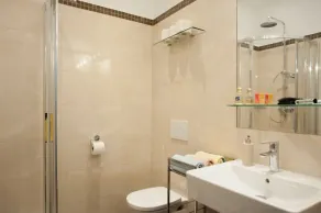 amplio apartamento de 2 habitaciones y 40 metros cuadrados de jardín ideal para familias - Image 5
