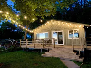 Dream sunsets from this two bedroom lakeside cabin - Image 5