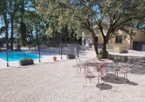 Villa with pool and air conditioning, in a quiet location – Mazan – Sleeps 8 - Image 1
