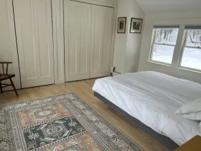 Pleasant Lake Escape: 3BR Home with Panoramic Views - Image 4