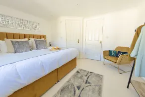 City Centre 3 Bed Townhouse FREE PARKING - Image 5
