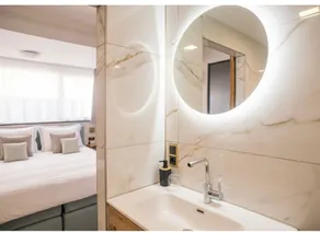 Edifício de 1920 recentemente renovado com cama de hotel queen, pátio e cozinha compartilhada. - Image 3