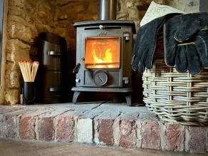 Boutique luxury countryside cottage with hot tub, log burner, 4 poster & firepit - Image 2