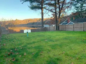 Cozy Lakefront Cottage - Image 4