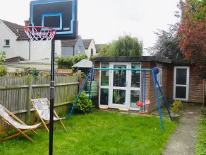Clean & Cosy 3 Bed House with Free Pvt Parking - Image 3