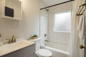 Spacious and bright 3-bedroom duplex unit with private entrance, full kitchen, washer/dryer, and off-street parking. Perfect for families, couples, or business travelers near Drake University. - Image 3