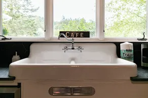 Old Farm: A Modern 5-bedroom Farmhouse on Vineyard - Image 2