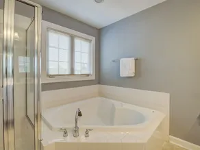 Stunning 4 bedroom townhouse 2 king suites. - Image 5
