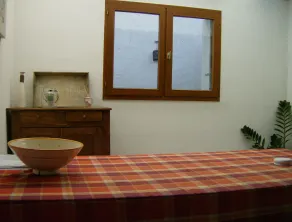 Pretty typical and old house in very good condition in the center and quiet - Image 3