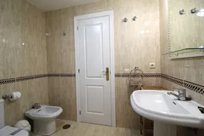 2 bedroom, 3 beds, 2 bathroom apartment, pool, parking, Puerto Banús, Marbella. - Image 4