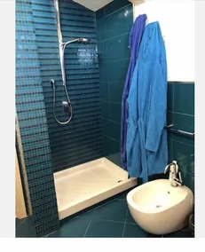 Un apartamento de 2 dormitorios recientemente renovado y elegante con una vista increíble al mar - Image 3