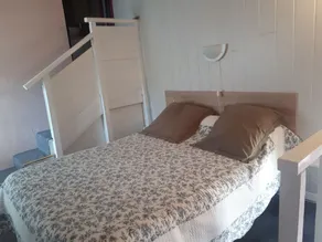 Cottage rosmarino: situato in una verde sotto il sole di mezzogiorno. - Image 4