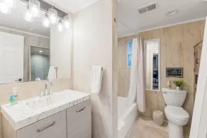 Chic & Elegant Retreat With Pool And FREE Parking Sleeps 16 Guests  - Image 3