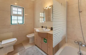 Bel appartement dans un endroit calme avec vue sur la mer - Image 3