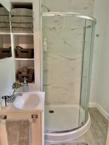 Beautifully decorated1BR Apartment - Full Kitchen, Private Backyard & Fire Pit! - Image 3