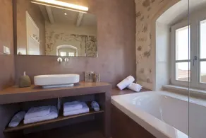 Unique, luxurious villa with infinity pool and sea view, free WiFi - Image 3