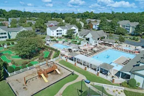 Genießen Sie unser Colonial Style Resort in Williamsburg mit kostenlosen Parkplätzen, Zugang zum Pool, Minigolf und Tennis - Image 3