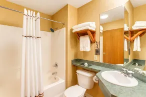 Ease Your Senses! Elegant Lodging with Stunning Views of IL's River Valley - Image 4