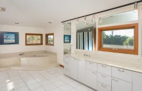 Neu renovierte 4 Schlafzimmer, 3 Badezimmer - 100 Meter vom Strand entfernt! - Image 2