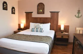 Voyager - 1 Bedroom Suite with 1 King and 1 Queen Bed at Wanderlust Inn, Pet Friendly - Image 5