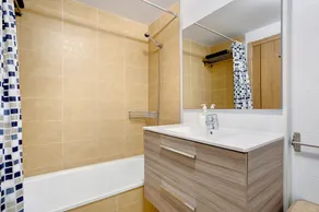 Apartamento vacacional 'La Perla D14 By Médano Rentals' con piscina, terraza y Wi-Fi - Image 3