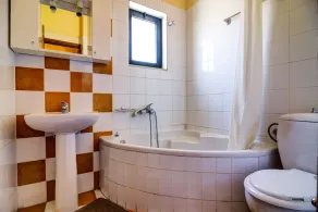 Spacious comfortable villa in traditional style - Image 3