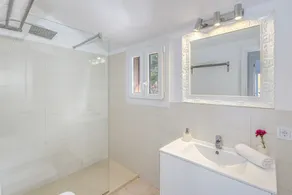 Modern Holiday Apartment with Sea View, Pool, Balconies, Air Conditioning and Wi-Fi - Image 2