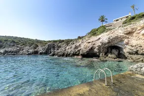 Beautiful 3-Bed  Sea Front Villa in Agios Nikolaos - Image 2