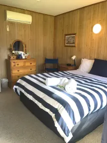 Cabin 2 - Queen Bed - Image 2
