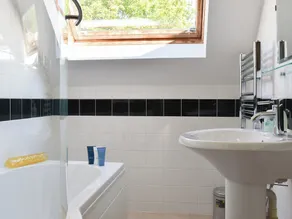 A large, comfortable apartment in this stunning region of North Devon. - Image 2