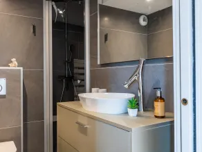 3-Room Luxury Apartment with Pool and Sea View Steps from the Beach - Image 4