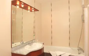 Appart Près des Commerces et la Plage | Accès Piscine Saisonnière! - Image 3