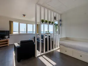 Waterfront penthouse with roof terrace and private jetty - Image 4