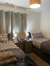 Clean cosy 3 Bedroom house, Free parking & WIFI - Image 5