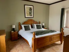 Light and airy bungalow with large terrace & heated outdoor pool - Image 5