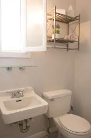 1 Bedroom Cottage Walking Distance to Down Town - Image 3
