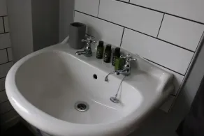 Impeccable 2-Bed House in Nottingham - Image 2