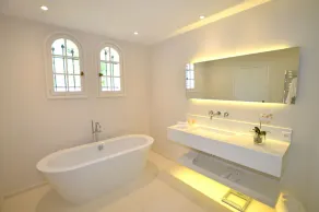 Luxurious, gated villa with panoramic views of the Bay of Cannes, swimming pool, garden, 8 minutes from the beach - Image 2