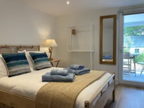 The Gate-Stunning Garden Apartment in Freshwater Bay - Image 2