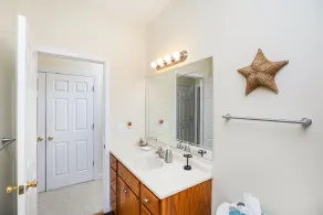 Dieser fabelhafte Küstencharmer mit 4 Schlafzimmern ist nur wenige Minuten von Chincoteague Island, Heimat der Wildnis P, entfernt - Image 2