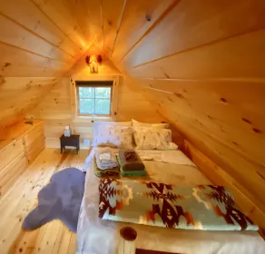 Cozy Loft for two with Hot Tub & Mtn Views - Image 5