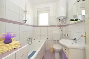 BILO 2 with 2 bedrooms & 2 bathrooms, sea view, only 30 m from the beach - Image 3